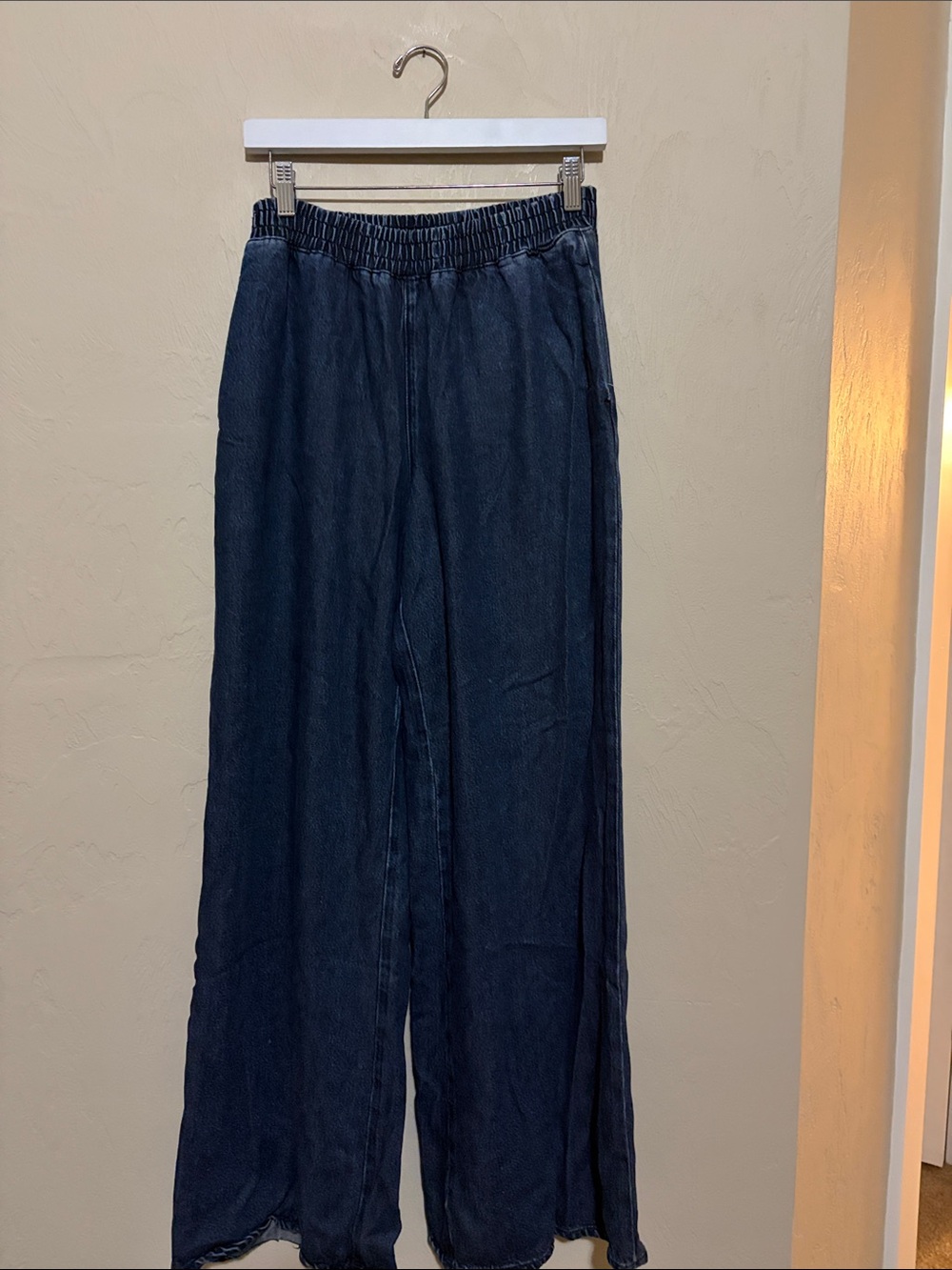 Good American Indigo 395 90s Weightless Jeans. Elastic-Waist Wide Leg.